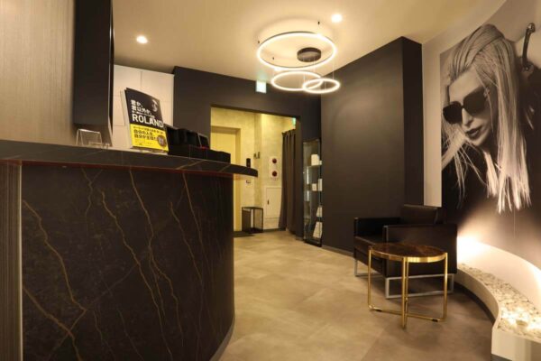ROLAND Beauty Lounge 銀座店の豪華な店内写真